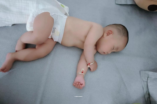 冠县三个月宝宝抬头不稳